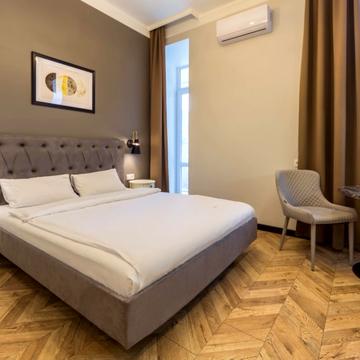 Дизайнерские апартаменты-студио с балконом в центре города