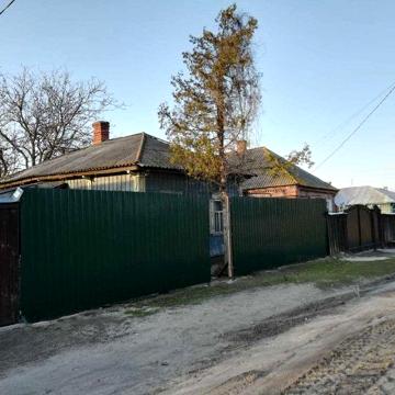 Дім з ділянкою і родючою землею.