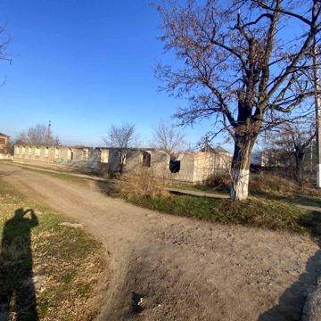 Продам участок с недостроенным зданием