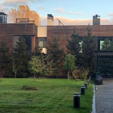 Продаж будинку 450 м² в стилі Hi-Tech  з ремонтом та виходом на воду