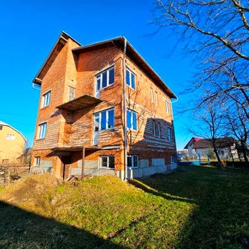 Продається добротний цегляний будинок з гаражем та літньою кухнею...
