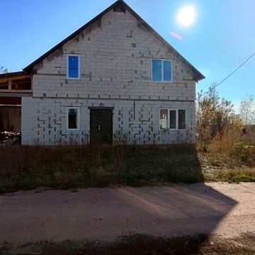 Земельна ділянка з недобудованим будинком