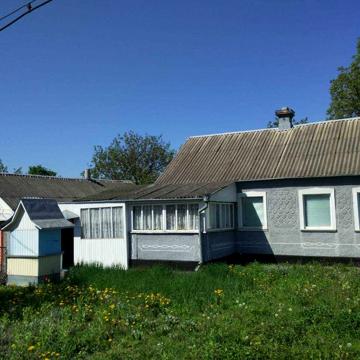 Продається будинок з гаражем та земельною ділянкою (8сот) у м. Звягель