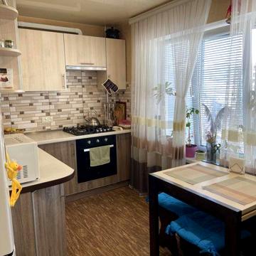 Продам 1 - комнатную в Бородинском м-не по Ладожской