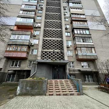Продам 4-х квартиру , р-н парка Шевченко, жилое, закрытый двор.