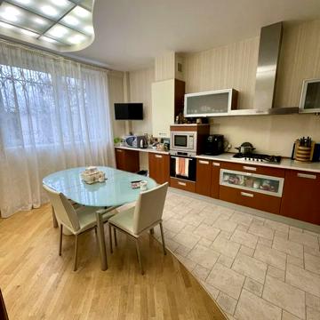 Продам 4 комнатную квартиру, Центр, Молочная, Бомбоубежище