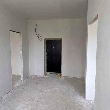 Продаж 2 км квартири готової до ремонту в тихій зоні біля річки