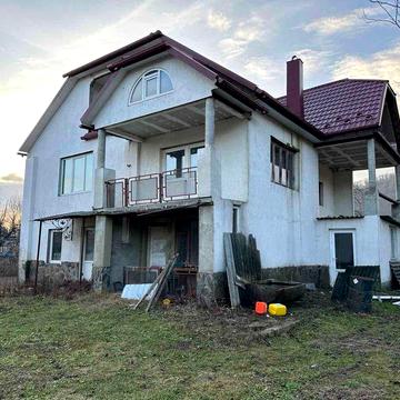 Продається триповерховий будинок в с. Грушово