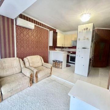 Здається кухня-студія + кімната