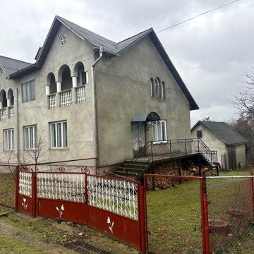 Продаж 2-поверхового будинку з гаражем  (смт. Глибока)