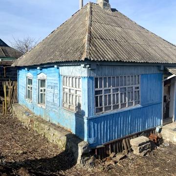 Продам земельну ділянку з будинком в центрі