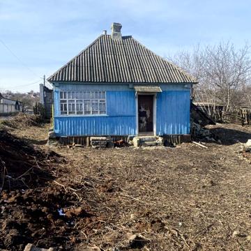 Продам земельну ділянку з будинком в центрі