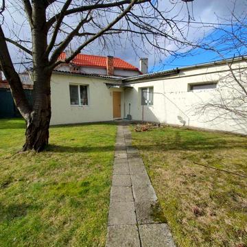Продаю власну квартиру в трьох-квартирному будинку