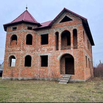 продаж 2-х поверхового будинку із земельною ділянкою
