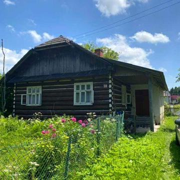 Деревяний будиночок з просторою територією у 25 соток