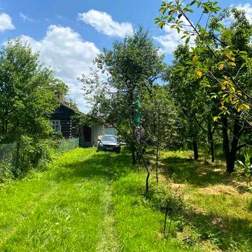 Деревяний будиночок з просторою територією у 25 соток
