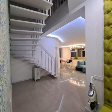 Продам простору 2 рівневу квартиру 160м2+40м2