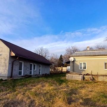 Продам житловий будинок на великій ділянці в м.Рогатин,від центру 5хв