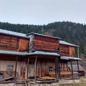 Карпати .с.Рівня будинок біля лісу
