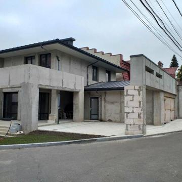 Тіниста вул., 16