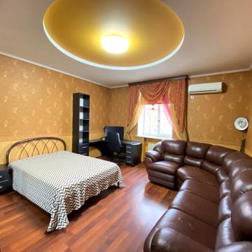 Староярмаркова вул. (Сиволапа), 44
