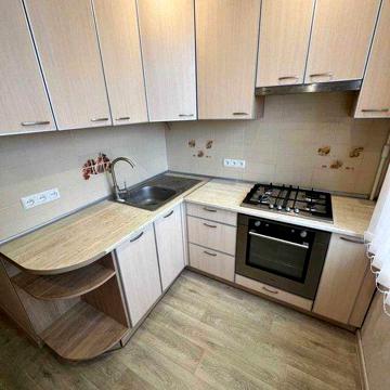 Продам 3-х комнатную квартиру с ремонтом улица Светлая.