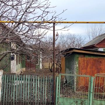 Присадибна ділянка зі старим будинком