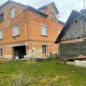 Житловий будинок та земельна ділянка 10 сот., м. Жовква