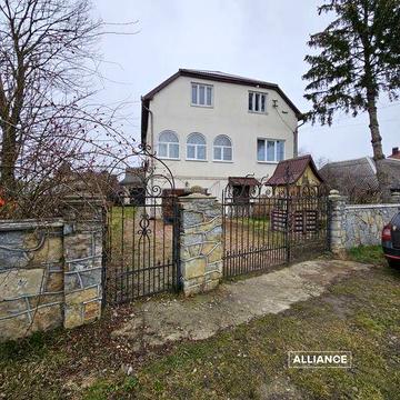 Продам будинок, два гаража, власна ділянка, 10 хв від міста