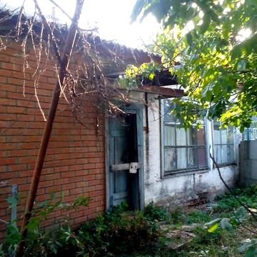 Продам дом в  в  центре села. Хорошее уютное место. Много земли.