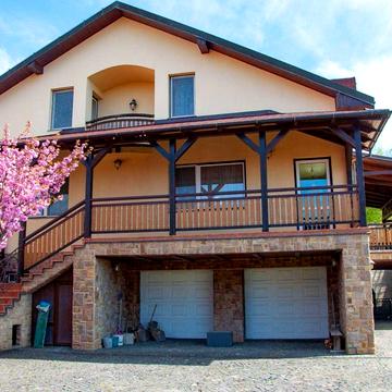 Продам хороший будинок в центрі  на велику сімю