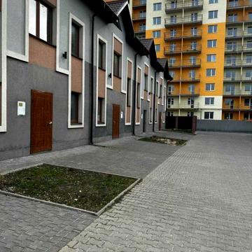 Таунхаус в обжитому містечку на Виставці з ділянкою