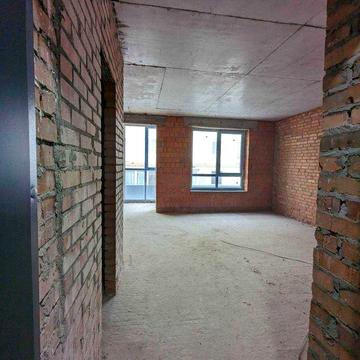 Повноцінна 1 кімнатна квартира з двома вікнами поруч із озером.