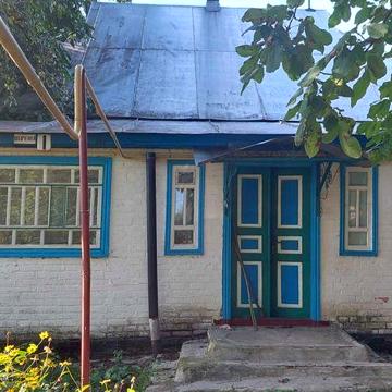 Цегляний будинок в мальовничому місці