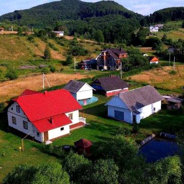 Продається будинок з ділянкою і меблями