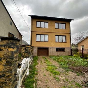 Продається шикарний триповерховий будинок у м. Тячів