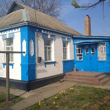 Будинок з гарною присадибною ділянкою