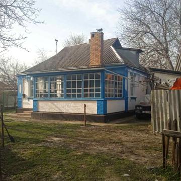 Будинок з гарною присадибною ділянкою
