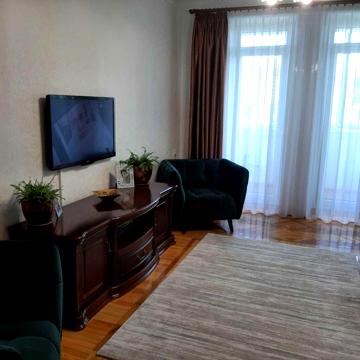 Продам 2-х комнатную сталинку в центре