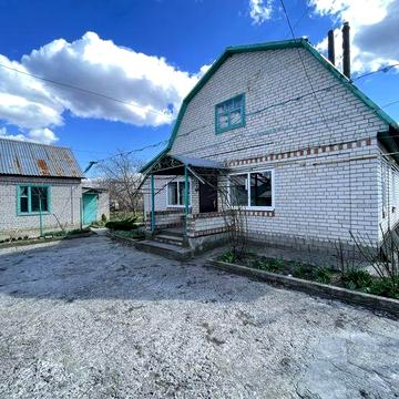 Будинок з господарськими будівлями