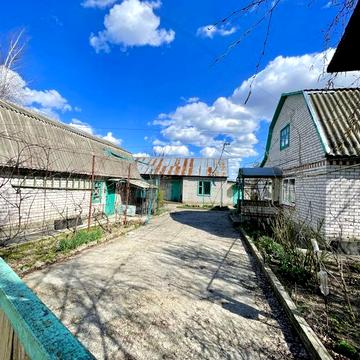Будинок з господарськими будівлями
