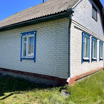 Будинок біля лісу та річки