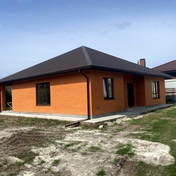 Новий будинок в тупіковій вулиці біля озера