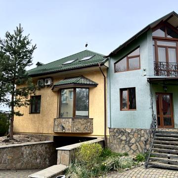 Продам двух поверховий будинок.