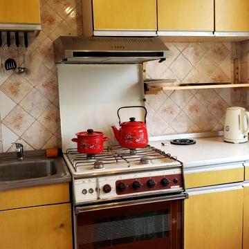 Сдам 2 комнатная квартира возле метро Героев Труда. Оплата 4000 грн.