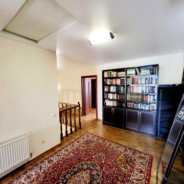 Прдам будинок з критим гаражем.10 соток