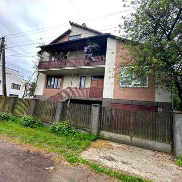 Продається двоповерховий будинок в м. Тячів