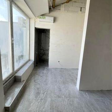 Студія з терасою в центрі біля набережної