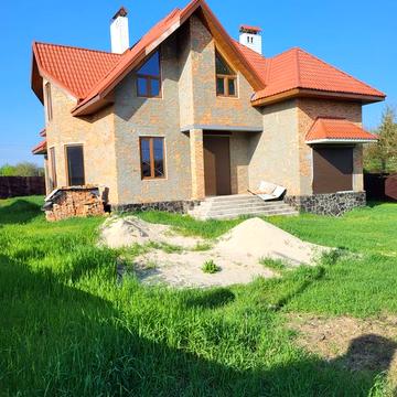 Будинок біля річки Дніпро
