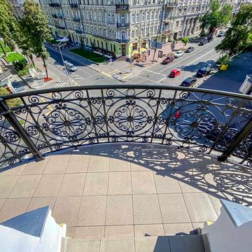 Богдана Хмельницького 33/34,  в історичному центрі. Без%